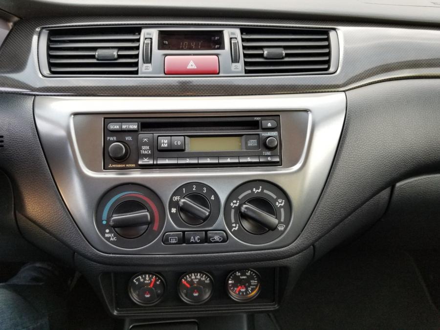 Детали интерьера Mitsubishi Lancer Evolution IX MR 2006 года  (фото 46 из 69)